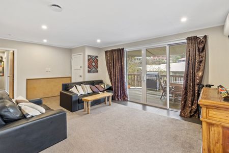 Tidy 3 bedroom home with elevated deck - Photo 2