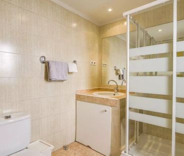 Room in a shared 15-bedroom apartment for rent in Recoletos - Photo 6