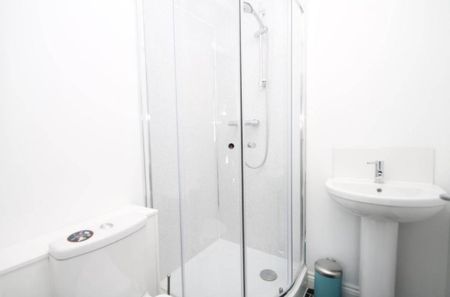 1 bedroom in a house share to rent - Photo 2