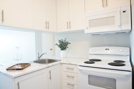 Park Towers Apartments - PARKING SPACE, HEAT & WATER INCLUDED - Photo 2