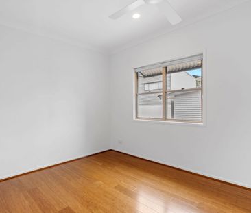 Light-Filled 3-Bedroom Townhouse - Photo 3