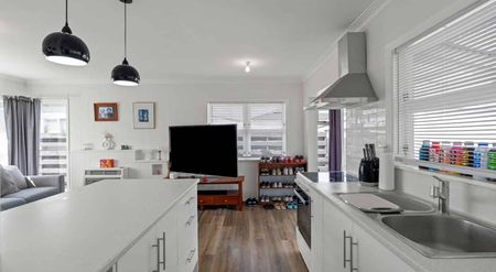 Sunny Three Bedroom Family Home - Photo 2