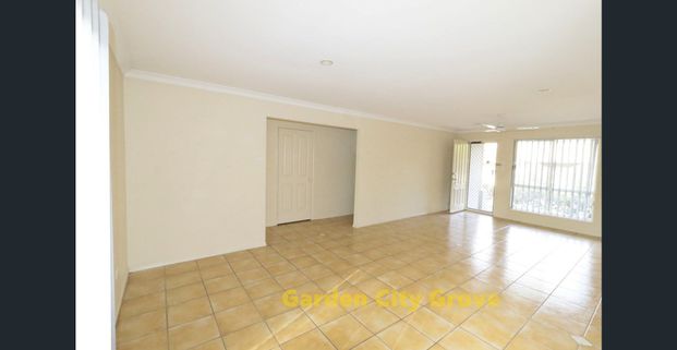 Spacious new painting villa at 25 Buckingham Place Eight Mile Plains - Photo 1