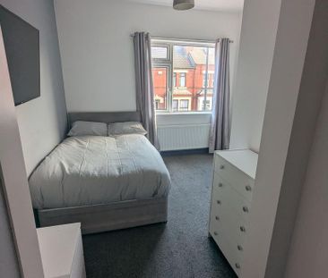 1 bedroom in a house share to rent - Photo 2