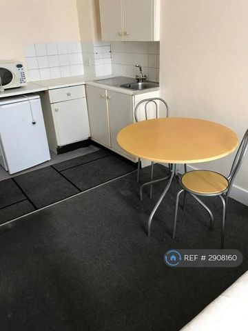 1 bedroom in a flat share to rent - Photo 5