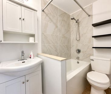 Appartement 1 chambre entièrement rénové au 2e étage avec espace de... - Photo 1