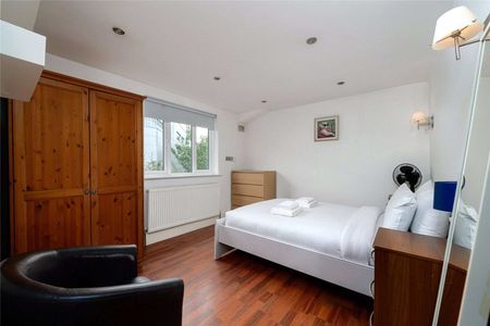Charming split level, two-bedroom flat close to Clapham High Street. Offering a well-thought-out layout that maximizes space and natural light. - Photo 5