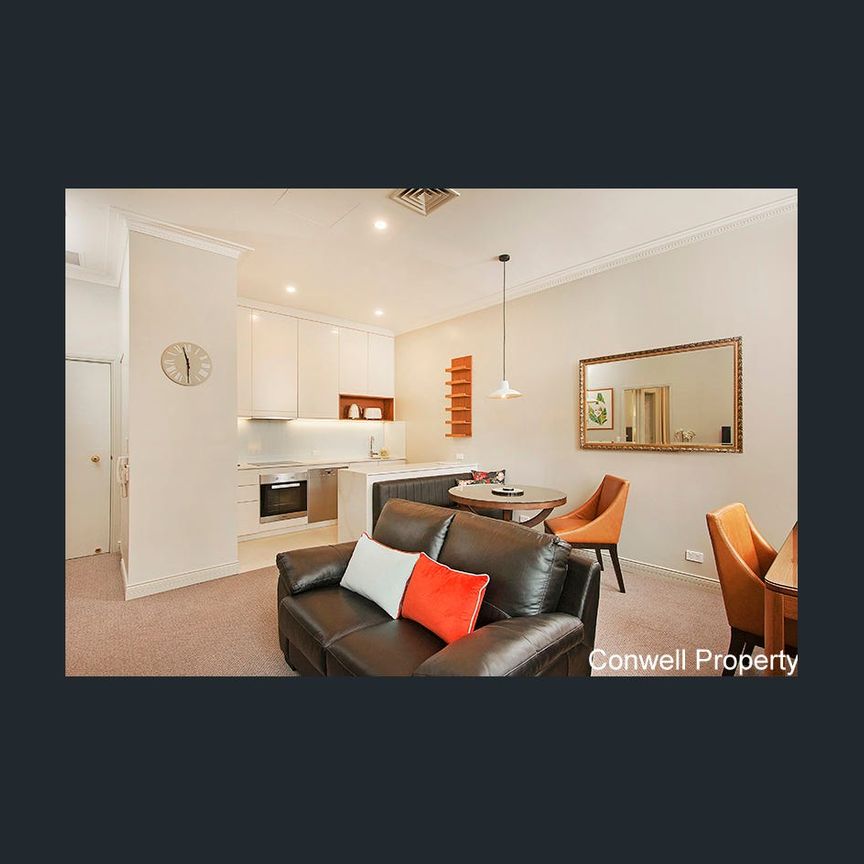 RENOVATED 1 BEDROOM FULLY FURNISHED TOP FLOOR CBD HERITAGE APARTMENT - Photo 1