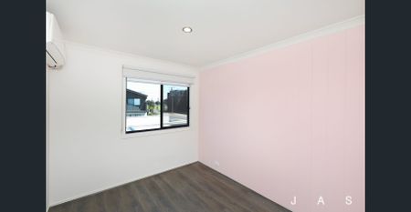 Inner City Living with 4 bedrooms and off street parking for one car - Photo 5