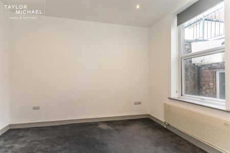 3 bedroom flat to rent - Photo 4