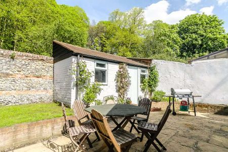 Attractive character cottage on a tree lined road - Photo 4