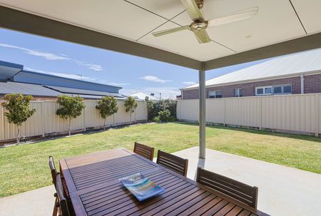 Modern 3 Bedroom Home in Sought-After Location - Photo 4