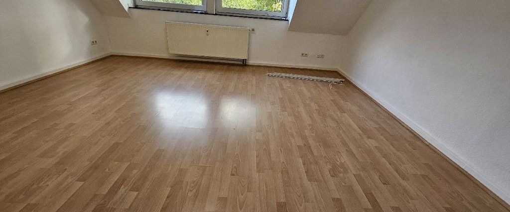 Gemütliche Dachgeschosswohnung mit ca. 34 m² Wohnfläche und Einbauküche in ruhiger Wohnlage - Photo 1