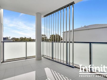 - STUNNING MODERN ONE-BEDROOM APARTMENT - - Photo 2