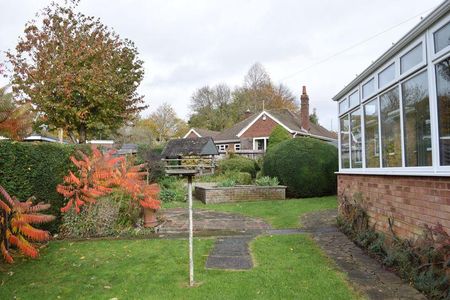 3 bedroom detached bungalow to rent - Photo 5