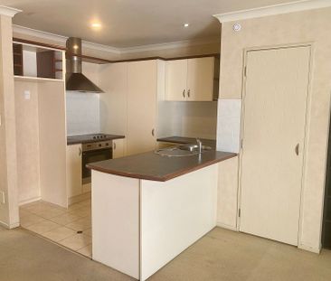 Spacious 3BR Townhouse in great location! - Photo 1