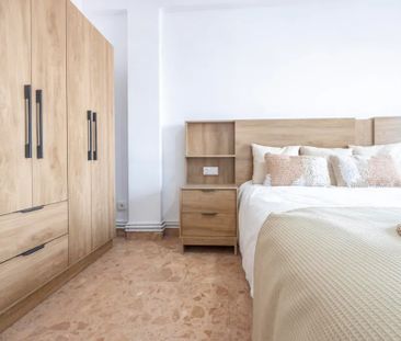 Plaça dHondures, Valencia, Valencian Community 46022 - Photo 2