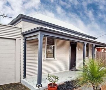 Charming coastal home in a quiet pocket - Photo 2