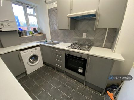 1 bedroom in a flat share to rent - Photo 5