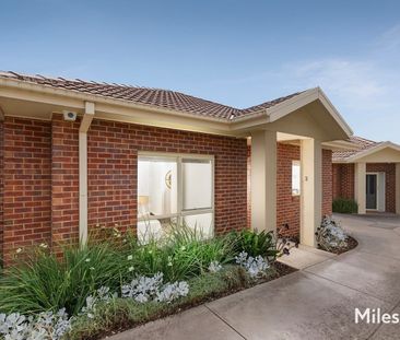 PRIVATE & SUNLIT WITH EASY LIVING! - Photo 2