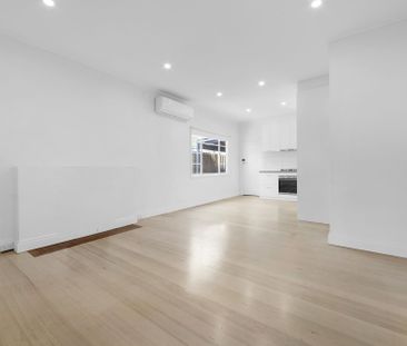 Beautifully renovated House with a renovated rear studio with Bathr... - Photo 5