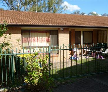 Comfortable Three Bedroom Townhouse - Photo 6