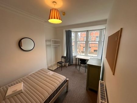 *One room available* 6 bedroom house - Photo 4