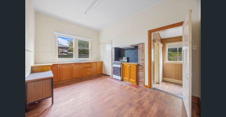 SPACIOUS THREE BEDROOM HOME WITH LARGE YARD AND SHED IN BALLARAT CENTRAL - Photo 5