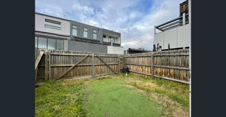 3 bedroom double-storey townhouse in the heart of South Melbourne Available for Lease! - Photo 3