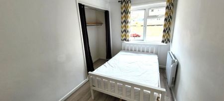 1 bedroom in a flat share to rent - Photo 2