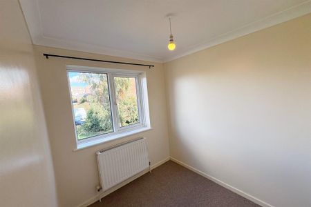 3 bedroom end of terrace house to rent - Photo 2
