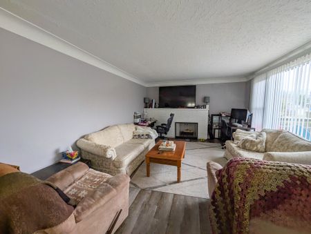 5-Bedroom House with Full In-Law Suite – St. Catharines! - Photo 3