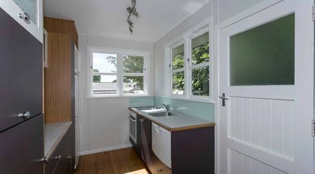 Charming Cottage - Photo 2