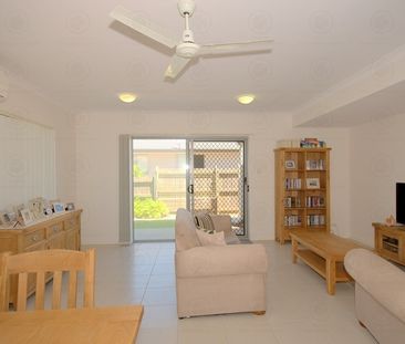 Koalas at back door - Short walk to Mango Hill Railway Station - Photo 1