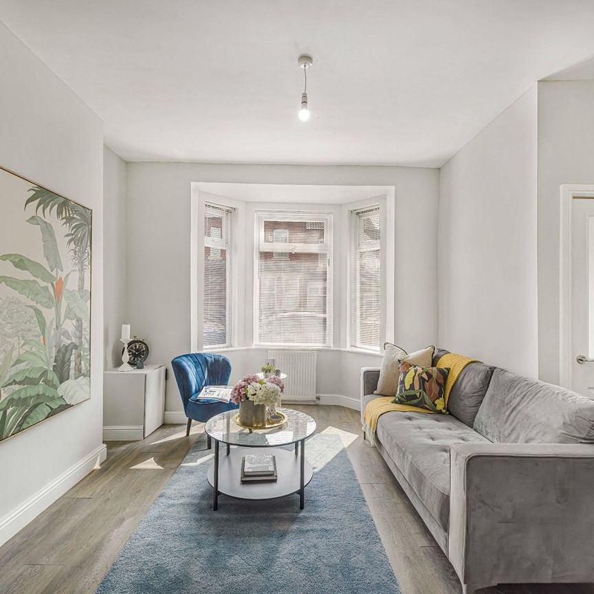 3 Bed End Terrace, Kennedy Road, M5 - Photo 1