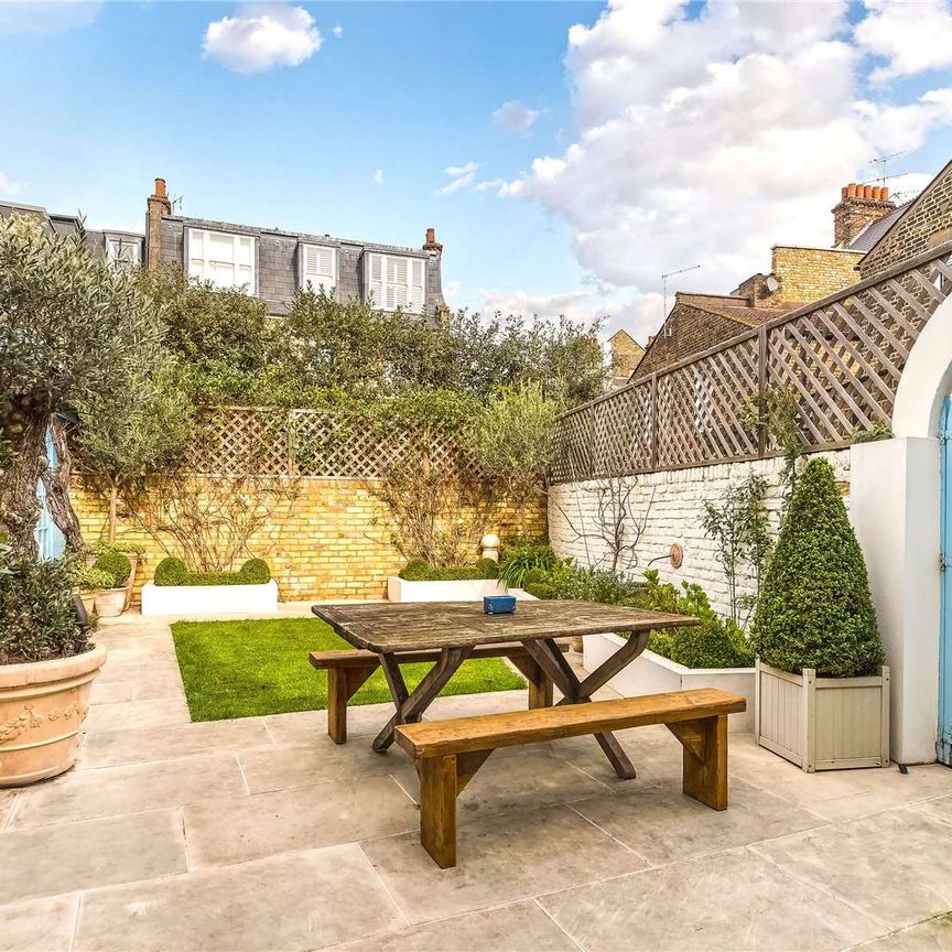 Stunning ground floor apartment with a beautiful garden and a useful outbuilding situated between the Wandsworth Bridge Road and South Park. - Photo 1