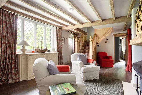 A stunning country retreat situated in the heart of the popular village of Swinbrook - Photo 1