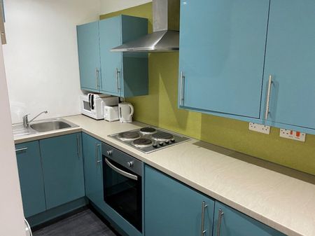 65 Newsome Road, Huddersfield, HD4 - Photo 2