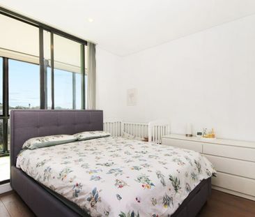 Stylish One-Bedroom Apartment with Study in Prime Discovery Point L... - Photo 3