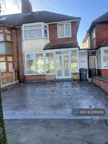 1 bedroom in a house share to rent - Photo 2