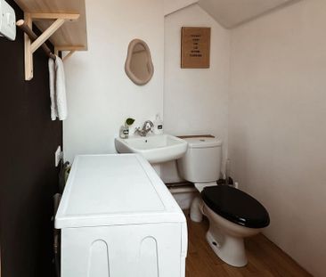 3 bedroom flat to rent - Photo 4