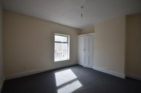 3 bedroom Terraced House To Let - Photo 4