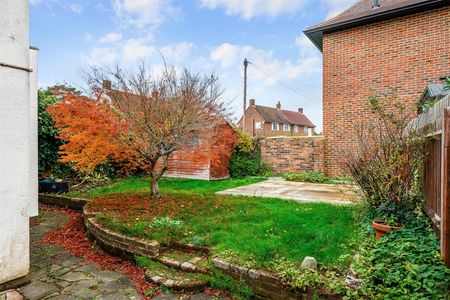 To Let 3 Bed House - Semi-Detached - Photo 2