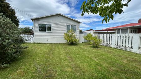 Lovely 3-Bedroom Home in Blockhouse Bay - Prime Location! - Photo 3