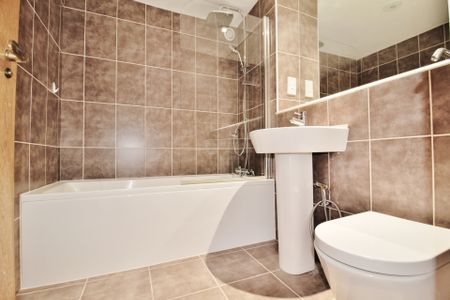 Regent House, Windsor Way, Hammersmith, London, W14 - Photo 3