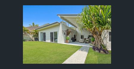 A Rare Dual-Living Gem in the Heart of Burleigh Heads – Perfect for Multigenerational Living! - Photo 2