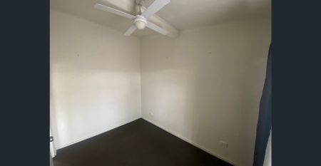 SPACIOUS HOMETTE WITH PRIVATE COURTYARD, IN A WONDERFUL LOCATION! - Photo 2