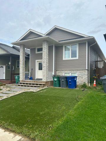 Evergreen - 3 Bedroom/2 Bathroom Upper - 507 Evergreen Blvd - Photo 2