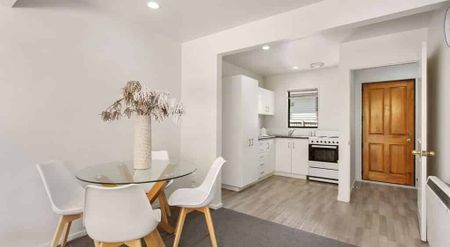 Three Bedroom Townhouse in Prime location! - Photo 3