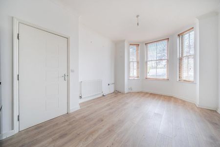 3 bedroom flat to rent - Photo 2